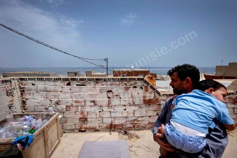 24 juin 2014 : Sur le toit de la maison de Mohamed dans la medina de Ksibet en bord de mer. Mohamed, patron pêcheur à Ksibet El Mediouni près de Monastir, a passé des centaines de jeunes clandestins entre la Tunisie et la Sicile entre les années 1996 et 2002. Condamné à 6 ans et demi de prison, aujourd'hui il a repris son travail de patron pêcheur. 