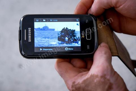 24 juin 2014 : Mohamed montre sur son téléphone la photo d'une embarcation surchargée rencontrée en mer il y a peu et qu'il a signalé aux gardes côtes italiennes venues les secourir. Mohamed, patron pêcheur à Ksibet El Mediouni près de Monastir, a passé des centaines de jeunes clandestins entre la Tunisie et la Sicile entre les années 1996 et 2002. Condamné à 6 ans et demi de prison, aujourd'hui il a repris son travail de patron pêcheur. 