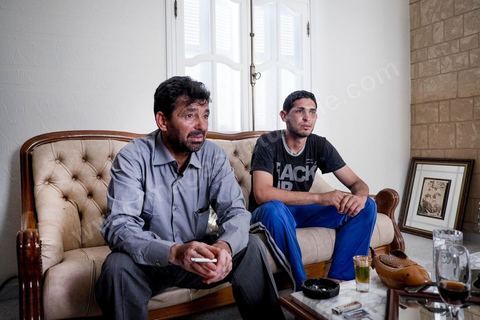 24 juin 2014 : Mohamed et son fils qui travaille dans la pêche avec lui  dans son salon. Mohamed, patron pêcheur à Ksibet El Mediouni près de Monastir, a passé des centaines de jeunes clandestins entre la Tunisie et la Sicile entre les années 1996 et 2002. Condamné à 6 ans et demi de prison, aujourd'hui il a repris son travail de patron pêcheur. 