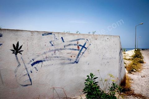 24 juin 2014 : Graffitis sur le petit port de Ksibet. Mohamed, patron pêcheur à Ksibet El Mediouni près de Monastir, a passé des centaines de jeunes clandestins entre la Tunisie et la Sicile entre les années 1996 et 2002. Condamné à 6 ans et demi de prison, aujourd'hui il a repris son travail de patron pêcheur. 