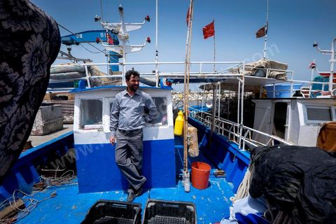 24 juin 2014 : Bateau de pêche de Mohamed dans le petit port de Ksibet. Mohamed, patron pêcheur à Ksibet El Mediouni près de Monastir, a passé des centaines de jeunes clandestins entre la Tunisie et la Sicile entre les années 1996 et 2002. Condamné à 6 ans et demi de prison, aujourd'hui il a repris son travail de patron pêcheur. 