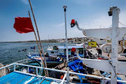 24 juin 2014 : Bateau de pêche de Mohamed dans le petit port de Ksibet. Mohamed, patron pêcheur à Ksibet El Mediouni près de Monastir, a passé des centaines de jeunes clandestins entre la Tunisie et la Sicile entre les années 1996 et 2002. Condamné à 6 ans et demi de prison, aujourd'hui il a repris son travail de patron pêcheur. 