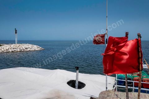 24 juin 2014 : Bateau de pêche de Mohamed dans le petit port de Ksibet. Mohamed, patron pêcheur à Ksibet El Mediouni près de Monastir, a passé des centaines de jeunes clandestins entre la Tunisie et la Sicile entre les années 1996 et 2002. Condamné à 6 ans et demi de prison, aujourd'hui il a repris son travail de patron pêcheur. 