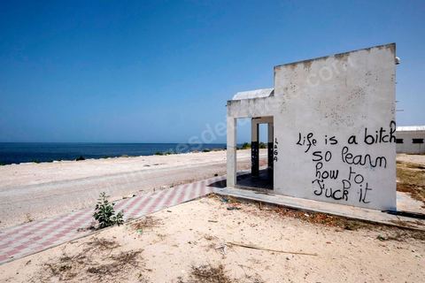 24 juin 2014 : Graffitis sur le petit port de Ksibet. Mohamed, patron pêcheur à Ksibet El Mediouni près de Monastir, a passé des centaines de jeunes clandestins entre la Tunisie et la Sicile entre les années 1996 et 2002. Condamné à 6 ans et demi de prison, aujourd'hui il a repris son travail de patron pêcheur. 