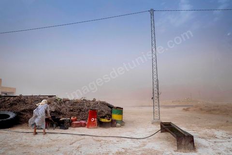 Hameau de paysans sous une tempête de sable à quelques centaines de mètres du Lac de '"Gafsa Beach"