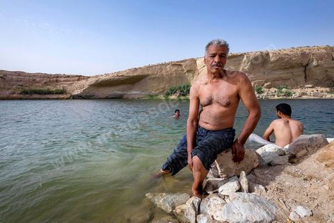 Ammar est venu avec quelques amis se baigner dans le lac de "Gafsa Beach"