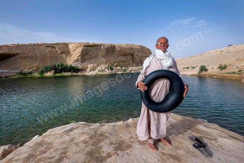 Belgacem est venu avec quelques amis se baigner dans le lac de "Gafsa Beach". Ne sachant pas nager il a confectionner une bouée avec une chambre à air.