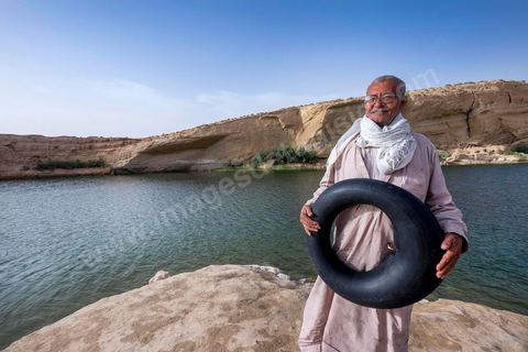 Belgacem est venu avec quelques amis se baigner dans le lac de "Gafsa Beach". Ne sachant pas nager il a confectionner une bouée avec une chambre à air.