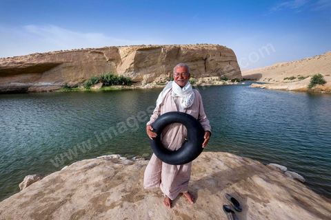 Belgacem est venu avec quelques amis se baigner dans le lac de "Gafsa Beach". Ne sachant pas nager il a confectionner une bouée avec une chambre à air.