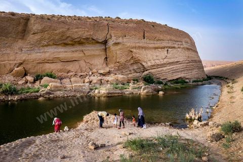 Après la diffusion des récommandations de vigilance et des risques pour la santé, les familles viennent plus par curiosité pour voir le lac mais ne se baignent plus - lac de "Gafsa Beach"