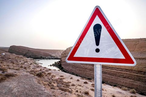 La protection civile comme première mesure de vigilance a installé des panneaux de prudence au lac de "Gafsa Beach"