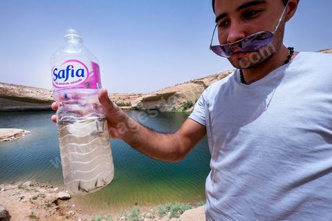 Après la diffusion des récommandations de vigilance et des risques pour la santé, les familles viennent plus par curiosité pour voir le lac mais ne se baignent plus. Ils revienennt tous avec une bouteille de cette eau et quelques poissons du lac - lac de "Gafsa Beach"