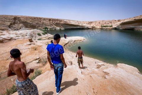Après la diffusion des récommandations de vigilance et des risques pour la santé, les familles viennent plus par curiosité pour voir le lac mais ne se baignent plus - lac de "Gafsa Beach"