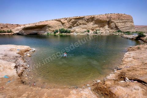 Anouar (17 ans) et Bilel (15 ans) vienent régulièrement depuis juillet se baigner dans lac de "Gafsa Beach". Ils viennent en stop de Moulares à une vingtaine de km du lac.