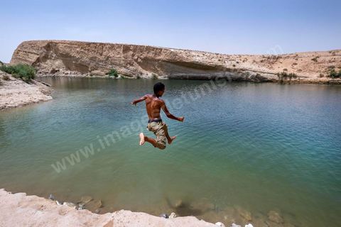 Anouar (17 ans) et Bilel (15 ans) vienent régulièrement depuis juillet se baigner dans lac de "Gafsa Beach". Ils viennent en stop de Moulares à une vingtaine de km du lac.