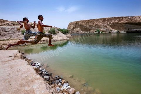 Anouar (17 ans) et Bilel (15 ans) vienent régulièrement depuis juillet se baigner dans lac de "Gafsa Beach". Ils viennent en stop de Moulares à une vingtaine de km du lac.