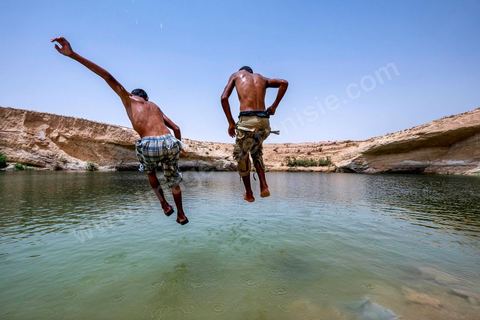 Anouar (17 ans) et Bilel (15 ans) vienent régulièrement depuis juillet se baigner dans lac de "Gafsa Beach". Ils viennent en stop de Moulares à une vingtaine de km du lac.