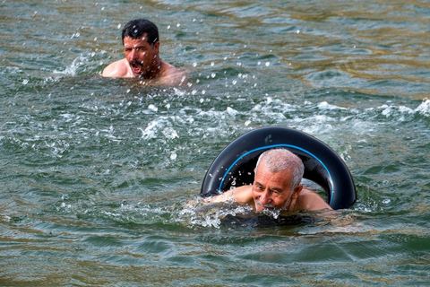 Belgacem est venu avec quelques amis se baigner dans le lac de "Gafsa Beach". Ne sachant pas nager il a confectionner une bouée avec une chambre à air.