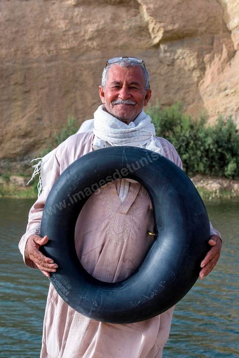 Belgacem est venu avec quelques amis se baigner dans le lac de "Gafsa Beach". Ne sachant pas nager il a confectionner une bouée avec une chambre à air.