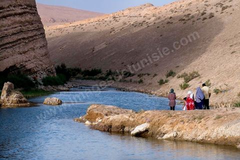 Après la diffusion des récommandations de vigilance et des risques pour la santé, les familles viennent plus par curiosité pour voir le lac mais ne se baignent plus - lac de "Gafsa Beach"