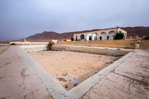 Abandonné depuis des années pour cause de pénuries d'eau, la piscine municpale d'eau thermale est à l'abandon au centre ville de Gafsa