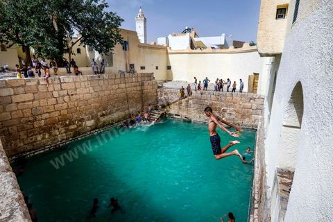 Fermées depuis des années pour cause de pénurie d'eau dans la source, les célèbres piscines romaines dans la medina de Gafsa ont été remises en fonctionnement grâce à une alimentation artificielle en eau, pour le plus grand bonheur de la population.