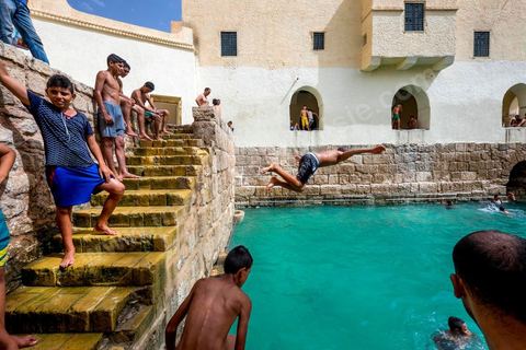 Fermées depuis des années pour cause de pénurie d'eau dans la source, les célèbres piscines romaines dans la medina de Gafsa ont été remises en fonctionnement grâce à une alimentation artificielle en eau, pour le plus grand bonheur de la population.
