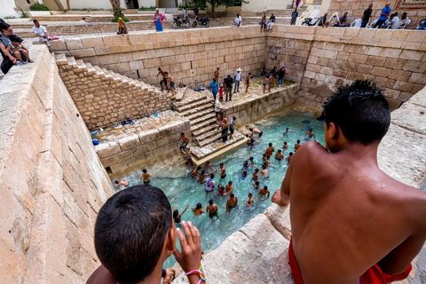 Fermées depuis des années pour cause de pénurie d'eau dans la source, les célèbres piscines romaines dans la medina de Gafsa ont été remises en fonctionnement grâce à une alimentation artificielle en eau, pour le plus grand bonheur de la population.