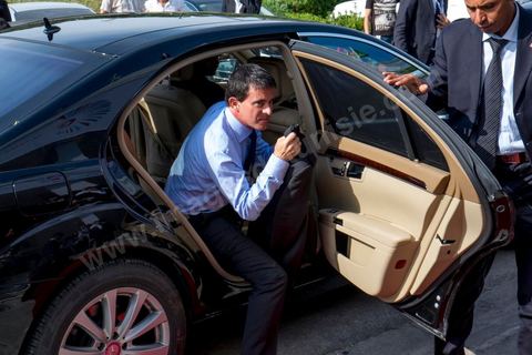 08 septembre 2014 : Arrivée du premier ministre français Manuel Valls à la Conférence "Investir en Tunisie, start up democracy" organisé apr la Tunisie et la France avec la présence de nombreux pays. La Tunisie présente, au cours de cette conférence, 20 projets structurants d’investissement dans plusieurs secteurs à l’instar des nouvelles technologies, des énergies renouvelables, de l’industrie, du tourisme et du commerce.