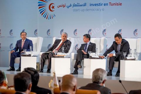 08 septembre 2014 : les premiers ministres, Manuel Valls (France), Mehdi Jomaa (Tunisie), Abdelmalek Sallel (Algérie)(G) et le ministre des affaires étangères tunisien Mongi Hamdi à la  Conférence "Investir en Tunisie, start up democracy" organisé apr la Tunisie et la France avec la présence de nombreux pays. La Tunisie présente, au cours de cette conférence, 20 projets structurants d’investissement dans plusieurs secteurs à l’instar des nouvelles technologies, des énergies renouvelables, de l’industrie, du tourisme et du commerce.