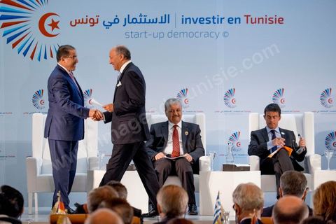 08 septembre 2014 : discours de Laurent Fabius, Ministre des Affaires étrangères français, ici avec son homologue tunisien Mongi Hamdi, assis le Premier ministre français Manuel Valls et son homologue algérien Abdelmalek Sallel lors de l'ouverture de à la  Conférence "Investir en Tunisie, start up democracy" organisé apr la Tunisie et la France avec la présence de nombreux pays. La Tunisie présente, au cours de cette conférence, 20 projets structurants d’investissement dans plusieurs secteurs à l’instar des nouvelles technologies, des énergies renouvelables, de l’industrie, du tourisme et du commerce.