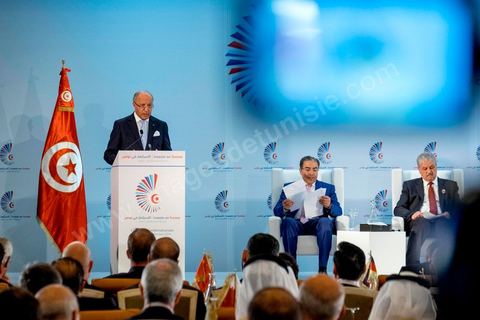08 septembre 2014 : discours de Laurent Fabius, Ministre des Affaires étrangères français, assis son homologue tunisien Mongi Hamdi, et le premier ministre algérien Abdelmalek Sallel lors de l'ouverture de à la  Conférence "Investir en Tunisie, start up democracy" organisé apr la Tunisie et la France avec la présence de nombreux pays. La Tunisie présente, au cours de cette conférence, 20 projets structurants d’investissement dans plusieurs secteurs à l’instar des nouvelles technologies, des énergies renouvelables, de l’industrie, du tourisme et du commerce.