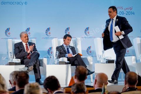 08 septembre 2014 : debout Mehdi Jomaa premier ministre tunisien, et assis le Premier ministre français Manuel Valls et son homologue algérien Abdelmalek Sallel (G) lors de l'ouverture de à la  Conférence "Investir en Tunisie, start up democracy" organisé apr la Tunisie et la France avec la présence de nombreux pays. La Tunisie présente, au cours de cette conférence, 20 projets structurants d’investissement dans plusieurs secteurs à l’instar des nouvelles technologies, des énergies renouvelables, de l’industrie, du tourisme et du commerce.