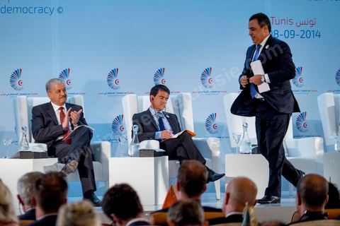08 septembre 2014 : debout Mehdi Jomaa premier ministre tunisien, et assis le Premier ministre français Manuel Valls et son homologue algérien Abdelmalek Sallel (G) lors de l'ouverture de à la  Conférence "Investir en Tunisie, start up democracy" organisé apr la Tunisie et la France avec la présence de nombreux pays. La Tunisie présente, au cours de cette conférence, 20 projets structurants d’investissement dans plusieurs secteurs à l’instar des nouvelles technologies, des énergies renouvelables, de l’industrie, du tourisme et du commerce.
