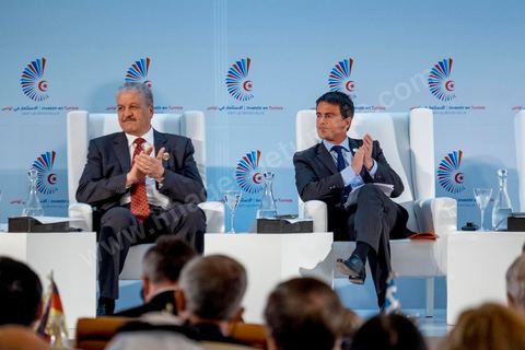 08 septembre 2014 : le Premier ministre français Manuel Valls et son homologue algérien Abdelmalek Sallel (G) lors de l'ouverture de à la  Conférence "Investir en Tunisie, start up democracy" organisé apr la Tunisie et la France avec la présence de nombreux pays. La Tunisie présente, au cours de cette conférence, 20 projets structurants d’investissement dans plusieurs secteurs à l’instar des nouvelles technologies, des énergies renouvelables, de l’industrie, du tourisme et du commerce.
