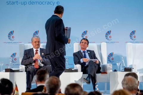 08 septembre 2014 : debout Mehdi Jomaa premier ministre tunisien, et assis le Premier ministre français Manuel Valls et son homologue algérien Abdelmalek Sallel (G) lors de l'ouverture de à la  Conférence "Investir en Tunisie, start up democracy" organisé apr la Tunisie et la France avec la présence de nombreux pays. La Tunisie présente, au cours de cette conférence, 20 projets structurants d’investissement dans plusieurs secteurs à l’instar des nouvelles technologies, des énergies renouvelables, de l’industrie, du tourisme et du commerce.