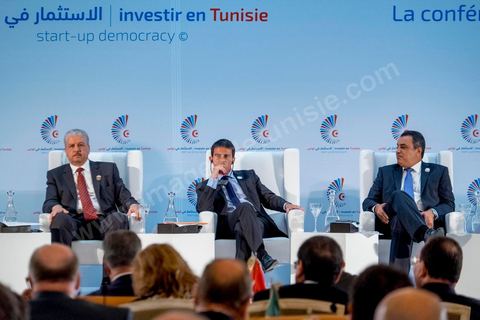08 septembre 2014 : les premiers ministres, Manuel Valls (France), Mehdi Jomaa (Tunisie)(D) et Abdelmalek Sallel (Algérie)(G) à la  Conférence "Investir en Tunisie, start up democracy" organisé apr la Tunisie et la France avec la présence de nombreux pays. La Tunisie présente, au cours de cette conférence, 20 projets structurants d’investissement dans plusieurs secteurs à l’instar des nouvelles technologies, des énergies renouvelables, de l’industrie, du tourisme et du commerce.