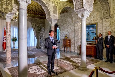 08 septembre 2014 : déclaration du premier ministre français Manuel Valls au palais de Carthage suite à sa rencontre avec le Président tunisien Moncef Marzouki dans la cadre de son déplacement pour la Conférence "Investir en Tunisie, start up democracy" organisé apr la Tunisie et la France avec la présence de nombreux pays. La Tunisie présente, au cours de cette conférence, 20 projets structurants d’investissement dans plusieurs secteurs à l’instar des nouvelles technologies, des énergies renouvelables, de l’industrie, du tourisme et du commerce.