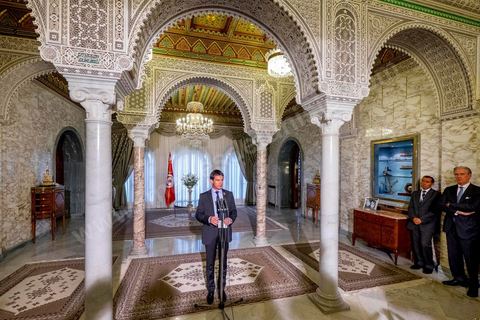 08 septembre 2014 : déclaration du premier ministre français Manuel Valls au palais de Carthage suite à sa rencontre avec le Président tunisien Moncef Marzouki dans la cadre de son déplacement pour la Conférence "Investir en Tunisie, start up democracy" organisé apr la Tunisie et la France avec la présence de nombreux pays. La Tunisie présente, au cours de cette conférence, 20 projets structurants d’investissement dans plusieurs secteurs à l’instar des nouvelles technologies, des énergies renouvelables, de l’industrie, du tourisme et du commerce.