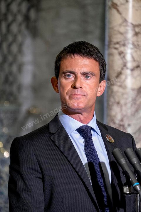 08 septembre 2014 : déclaration du premier ministre français Manuel Valls au palais de Carthage suite à sa rencontre avec le Président tunisien Moncef Marzouki dans la cadre de son déplacement pour la Conférence "Investir en Tunisie, start up democracy" organisé apr la Tunisie et la France avec la présence de nombreux pays. La Tunisie présente, au cours de cette conférence, 20 projets structurants d’investissement dans plusieurs secteurs à l’instar des nouvelles technologies, des énergies renouvelables, de l’industrie, du tourisme et du commerce.