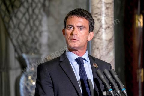 08 septembre 2014 : déclaration du premier ministre français Manuel Valls au palais de Carthage suite à sa rencontre avec le Président tunisien Moncef Marzouki dans la cadre de son déplacement pour la Conférence "Investir en Tunisie, start up democracy" organisé apr la Tunisie et la France avec la présence de nombreux pays. La Tunisie présente, au cours de cette conférence, 20 projets structurants d’investissement dans plusieurs secteurs à l’instar des nouvelles technologies, des énergies renouvelables, de l’industrie, du tourisme et du commerce.