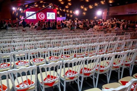 12 septembre 2014 : premier meeting de Beji Caïd Essebsi, 88 ans, président du parti Nidaa Tounes, devant ses militants en tant que candidat à l’élection présidentielle, et dans lequel il a notamment abordé son refus de la proposition d’un « président consensuel » proposé par Ennahdha, et a critiqué la multiplication des candidatures à la présidentielle de novembre 2014. Il a tenu aussi à rassurer sur son état de santé et son engagement dans cette rude campagne malgrè les atteintes à sa personne.