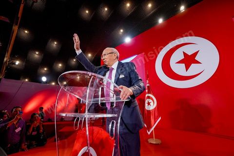 12 septembre 2014 : premier meeting de Beji Caïd Essebsi, 88 ans, président du parti Nidaa Tounes, devant ses militants en tant que candidat à l’élection présidentielle, et dans lequel il a notamment abordé son refus de la proposition d’un « président consensuel » proposé par Ennahdha, et a critiqué la multiplication des candidatures à la présidentielle de novembre 2014. Il a tenu aussi à rassurer sur son état de santé et son engagement dans cette rude campagne malgrè les atteintes à sa personne.