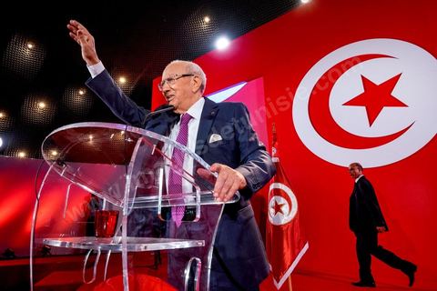 12 septembre 2014 : premier meeting de Beji Caïd Essebsi, 88 ans, président du parti Nidaa Tounes, devant ses militants en tant que candidat à l’élection présidentielle, et dans lequel il a notamment abordé son refus de la proposition d’un « président consensuel » proposé par Ennahdha, et a critiqué la multiplication des candidatures à la présidentielle de novembre 2014. Il a tenu aussi à rassurer sur son état de santé et son engagement dans cette rude campagne malgrè les atteintes à sa personne.