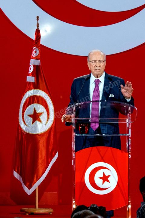 12 septembre 2014 : premier meeting de Beji Caïd Essebsi, 88 ans, président du parti Nidaa Tounes, devant ses militants en tant que candidat à l’élection présidentielle, et dans lequel il a notamment abordé son refus de la proposition d’un « président consensuel » proposé par Ennahdha, et a critiqué la multiplication des candidatures à la présidentielle de novembre 2014. Il a tenu aussi à rassurer sur son état de santé et son engagement dans cette rude campagne malgrè les atteintes à sa personne.