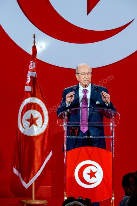 12 septembre 2014 : premier meeting de Beji Caïd Essebsi, 88 ans, président du parti Nidaa Tounes, devant ses militants en tant que candidat à l’élection présidentielle, et dans lequel il a notamment abordé son refus de la proposition d’un « président consensuel » proposé par Ennahdha, et a critiqué la multiplication des candidatures à la présidentielle de novembre 2014. Il a tenu aussi à rassurer sur son état de santé et son engagement dans cette rude campagne malgrè les atteintes à sa personne.
