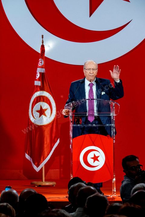 12 septembre 2014 : premier meeting de Beji Caïd Essebsi, 88 ans, président du parti Nidaa Tounes, devant ses militants en tant que candidat à l’élection présidentielle, et dans lequel il a notamment abordé son refus de la proposition d’un « président consensuel » proposé par Ennahdha, et a critiqué la multiplication des candidatures à la présidentielle de novembre 2014. Il a tenu aussi à rassurer sur son état de santé et son engagement dans cette rude campagne malgrè les atteintes à sa personne.