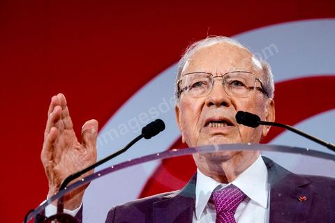 12 septembre 2014 : premier meeting de Beji Caïd Essebsi, 88 ans, président du parti Nidaa Tounes, devant ses militants en tant que candidat à l’élection présidentielle, et dans lequel il a notamment abordé son refus de la proposition d’un « président consensuel » proposé par Ennahdha, et a critiqué la multiplication des candidatures à la présidentielle de novembre 2014. Il a tenu aussi à rassurer sur son état de santé et son engagement dans cette rude campagne malgrè les atteintes à sa personne.