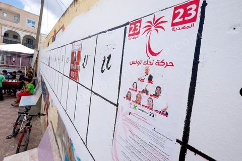 5 octobre 2014 : début de la campagne électorale officielle pour les législatives du 26 octobre 2014. Affichage urbain officiel à Ksour Essaf (gouvernorat de Mahdia) sur la parking de la station de louages (Taxis collectifs)