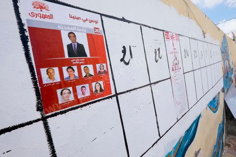 5 octobre 2014 : début de la campagne électorale officielle pour les législatives du 26 octobre 2014. Affichage urbain officiel à Ksour Essaf (gouvernorat de Mahdia) sur la parking de la station de louages (Taxis collectifs)